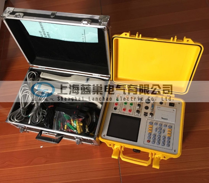 三相電能表現場校驗儀采用大屏幕彩色液晶作為顯示器，全中文圖形化操作界面并配有漢字提示信息、多參量顯示的液晶顯示界面，人機對話界面友好，向量圖顯示及接線判斷為檢查電路的正確性提供了可靠的依據。